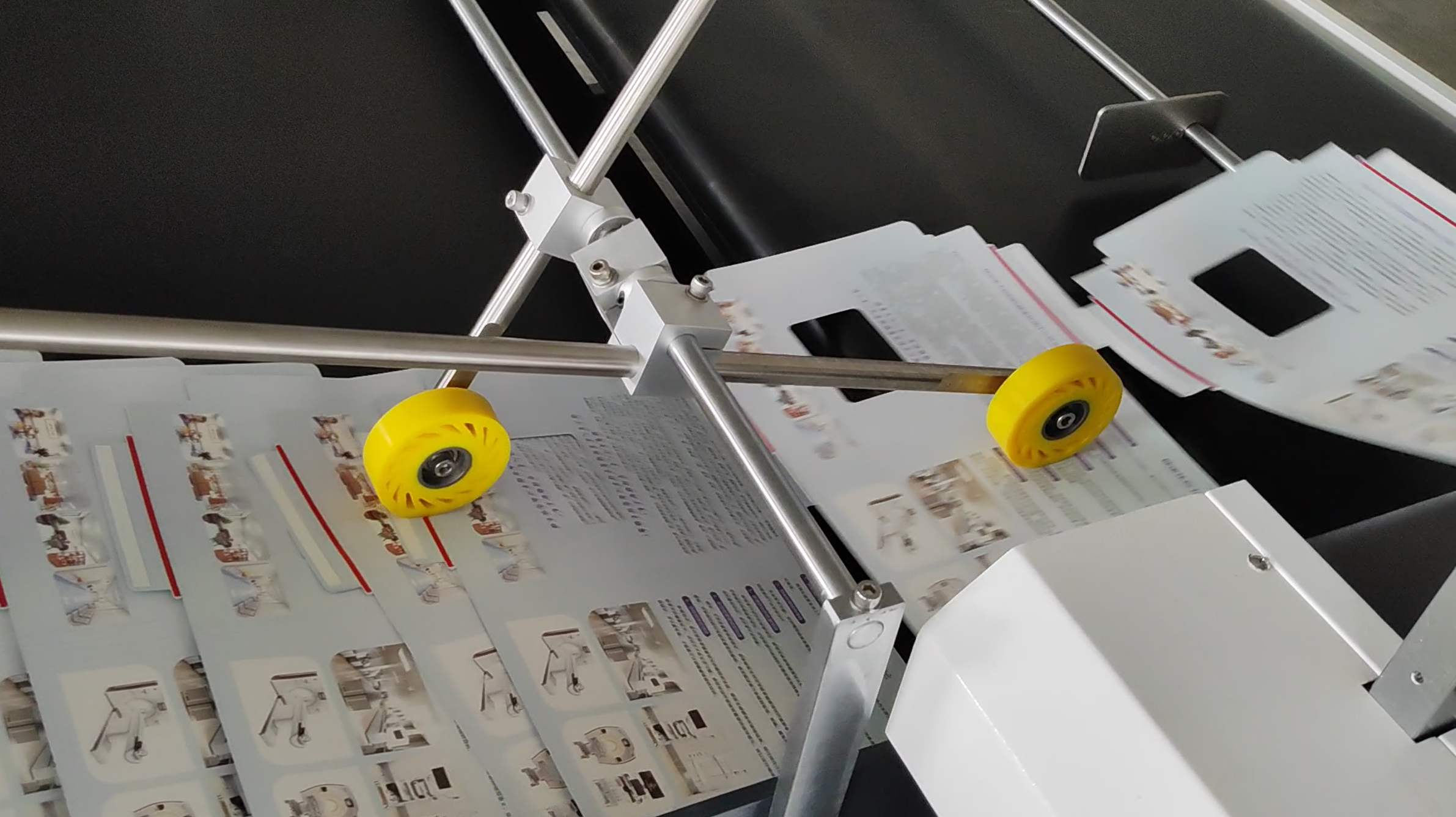 Aplica&ccedil;&atilde;o autom&aacute;tica e f&aacute;cil de fita rasgadora para envelopes