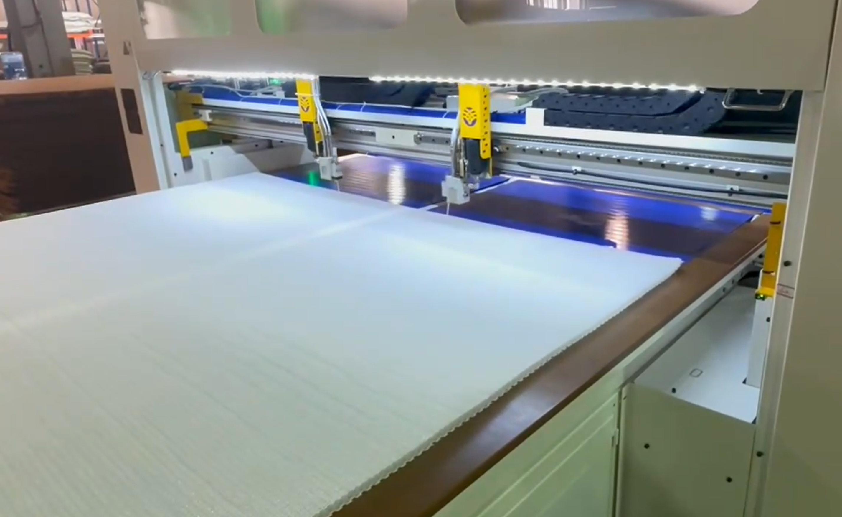 Pulveriza&ccedil;&atilde;o autom&aacute;tica de adesivo hot melt no painel do colch&atilde;o