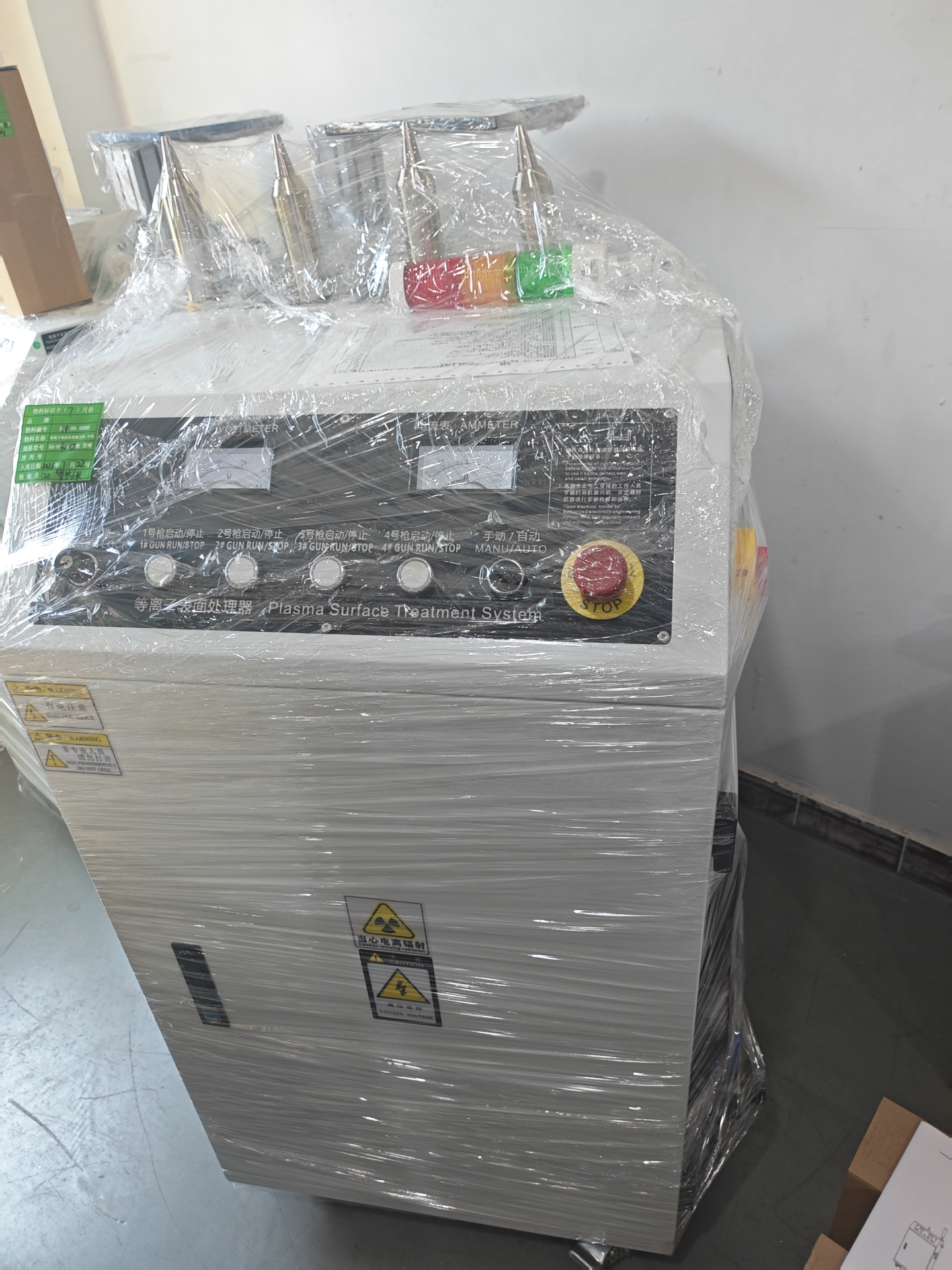 Vista frontal do sistema industrial de tratamento de superf&iacute;cie por plasma com 4 pistolas de plasma e painel de controle