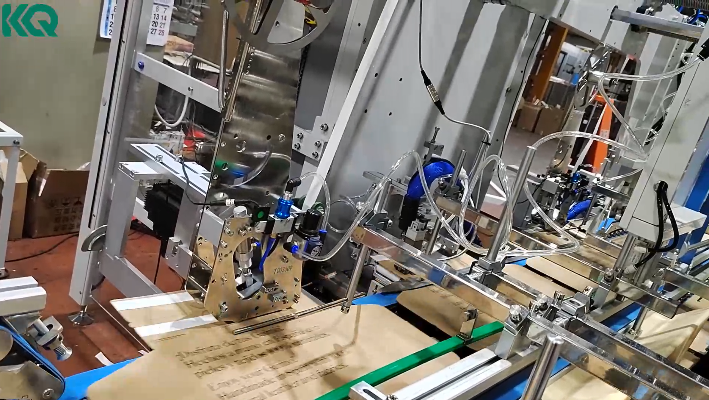 Aplica&ccedil;&atilde;o autom&aacute;tica de liner remov&iacute;vel durante a produ&ccedil;&atilde;o de embalagens cartonadas