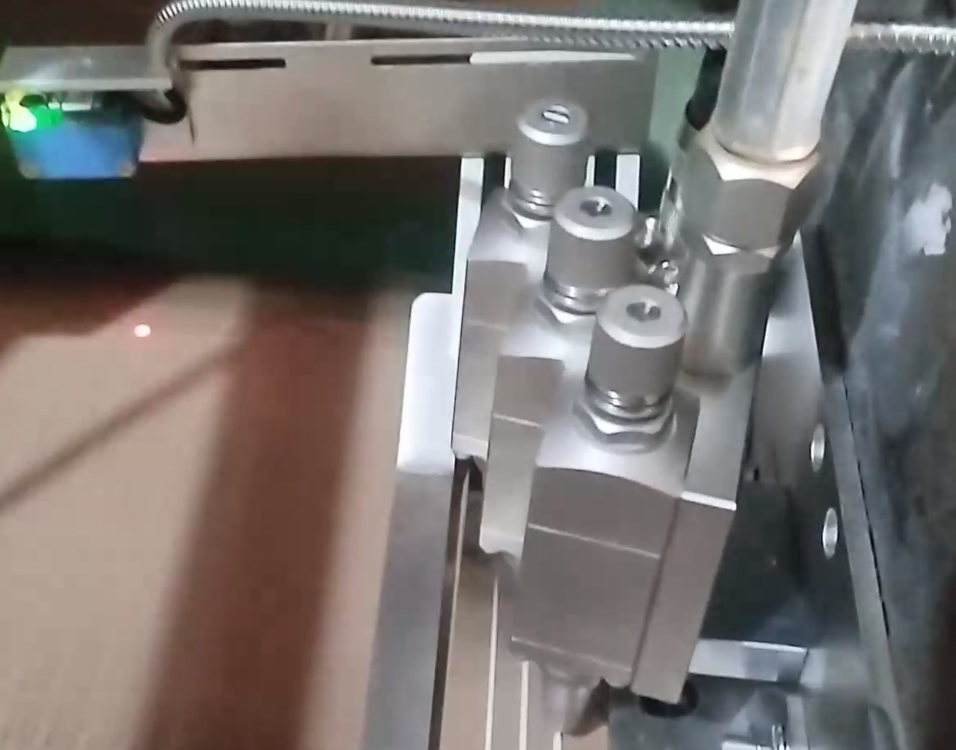 Estudo de caso: Sistema de cola fria multipistolas em linha para produção de caixas de papelão ondulado
