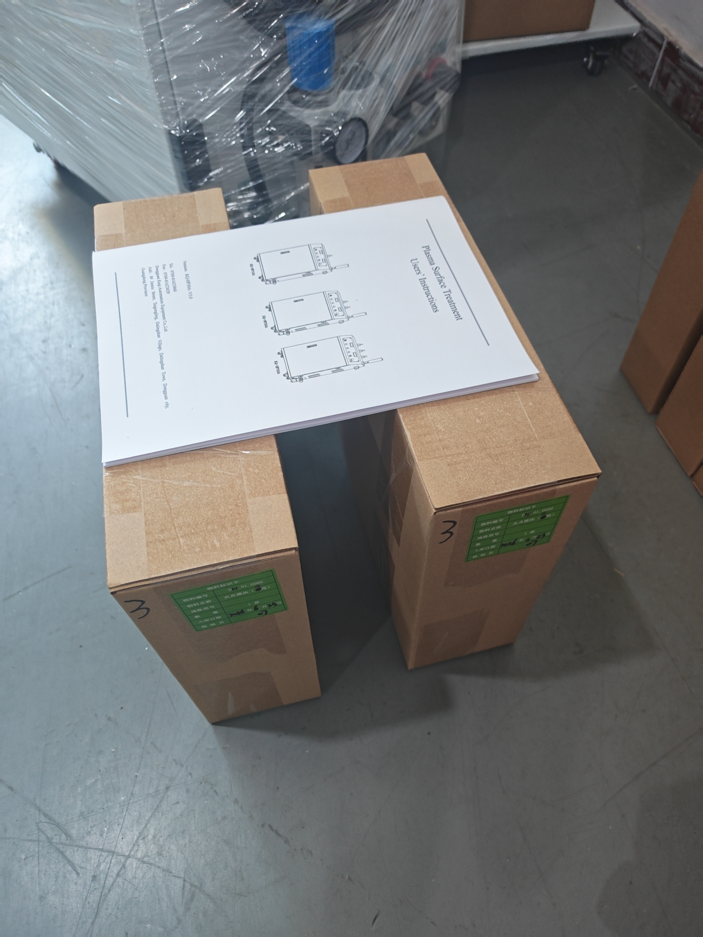 Manual do usu&aacute;rio e acess&oacute;rios preparados para o sistema de tratamento de superf&iacute;cie de plasma de 3 pistolas antes do envio para Espanha