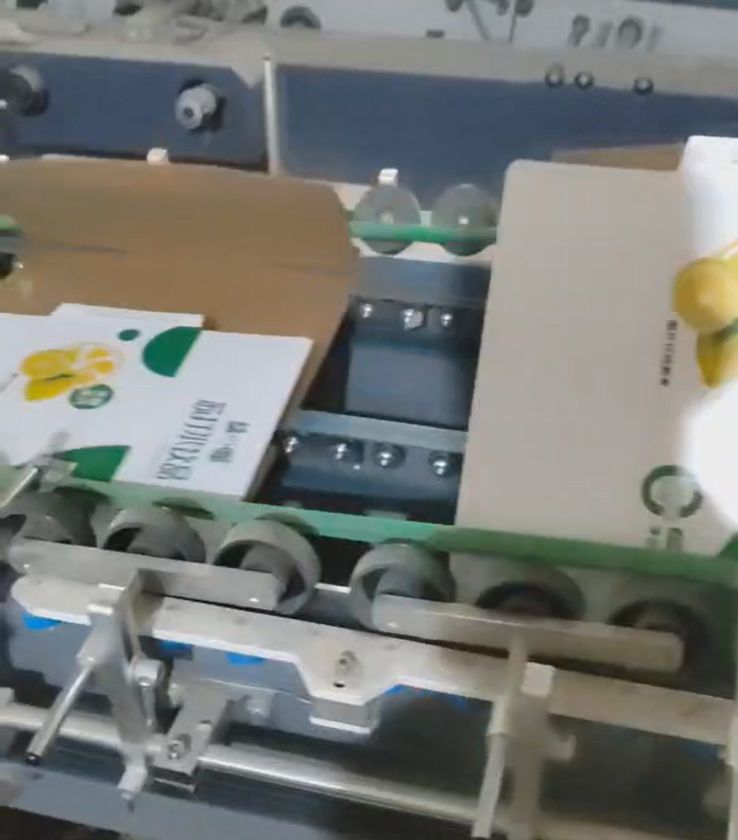 Aplica&ccedil;&atilde;o de cola em rodas ap&oacute;s tratamento com plasma em embalagens de alimentos