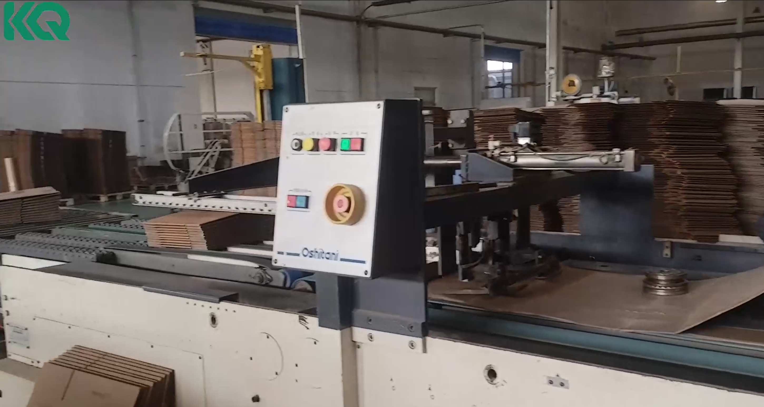 Caixas de papel&atilde;o ondulado acabadas produzidas com sistema de cola fria multipistola em linha