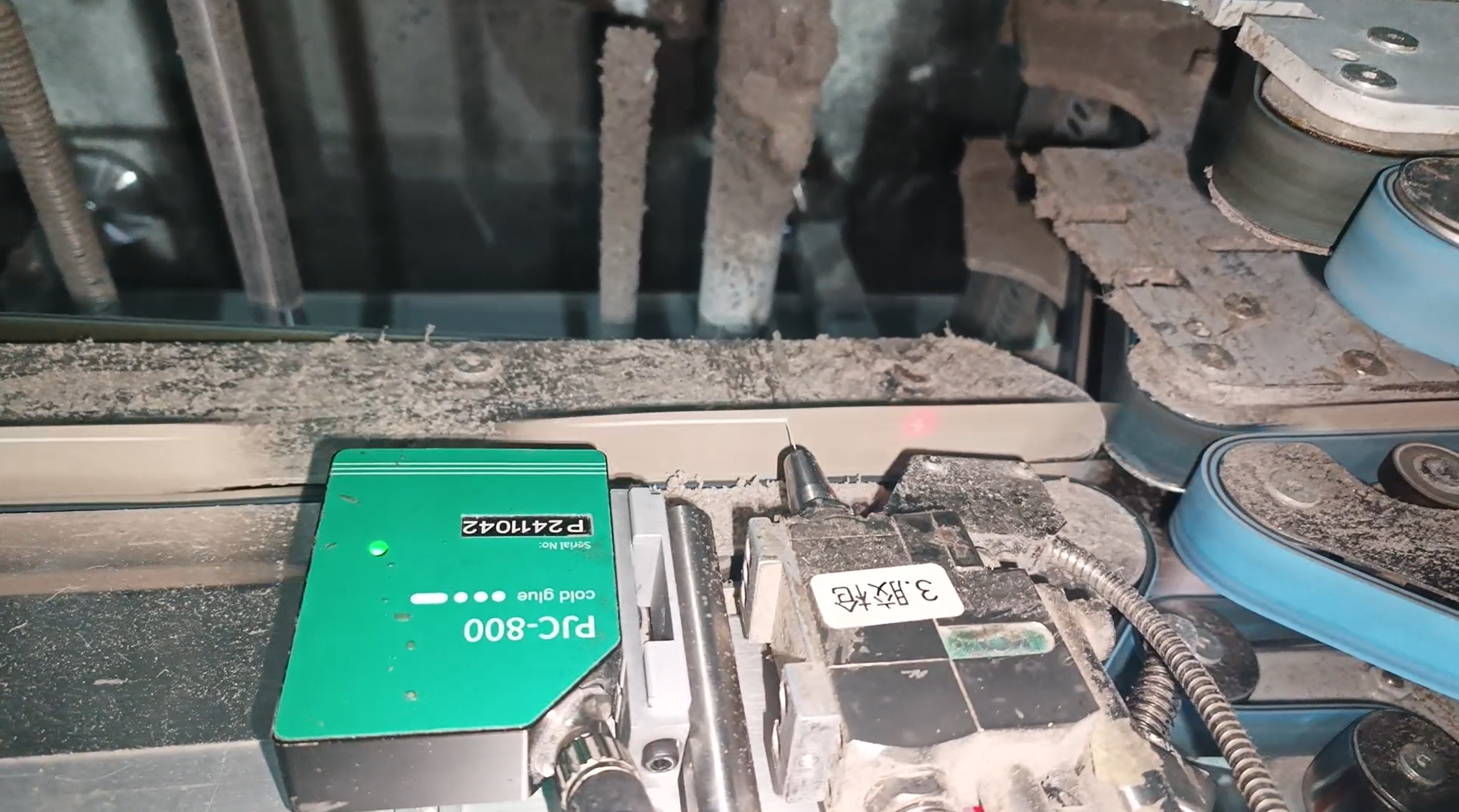 Inspe&ccedil;&atilde;o de cola em tempo real durante a produ&ccedil;&atilde;o de embalagens de cigarros eletr&ocirc;nicos