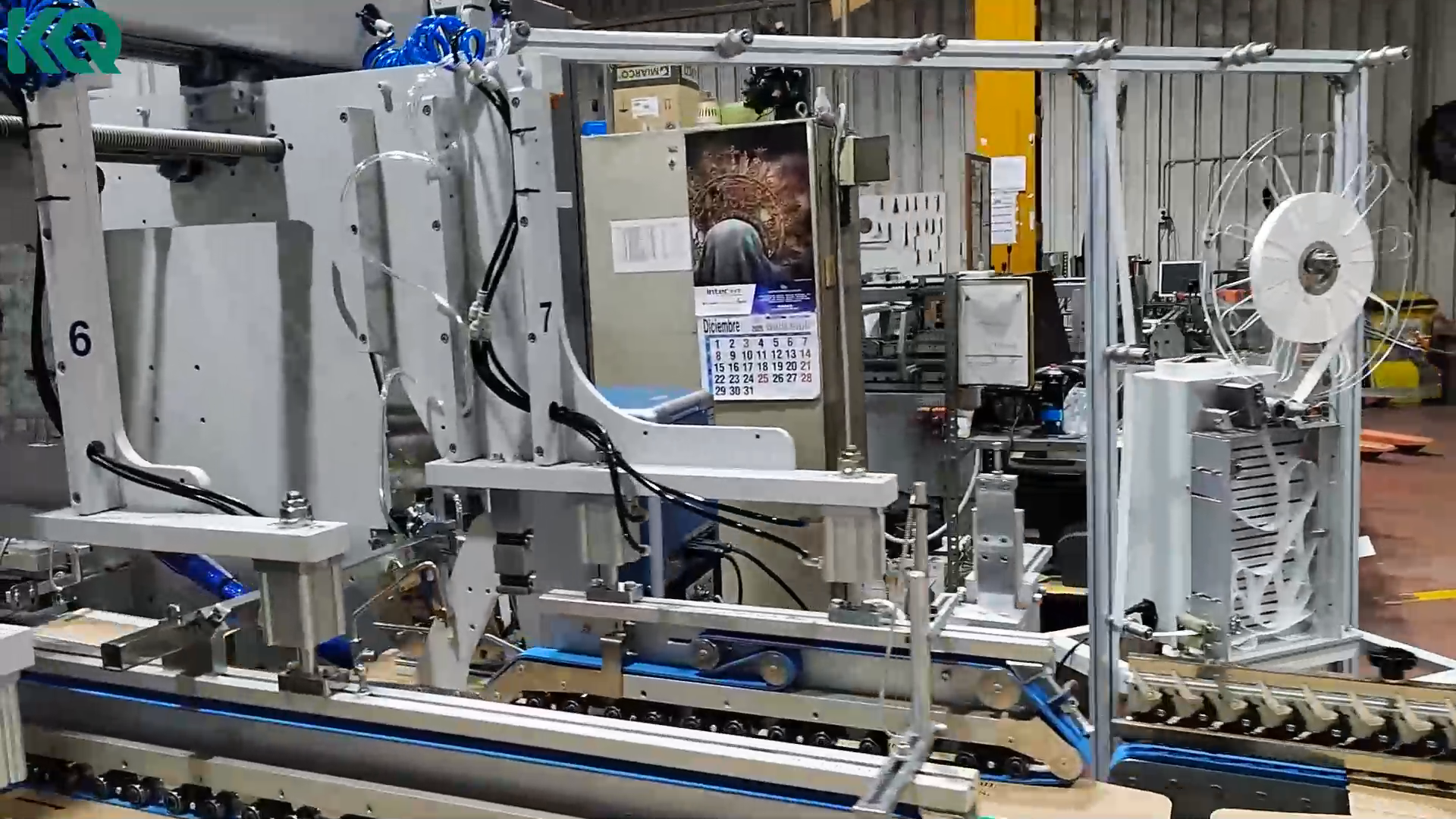Unidade de alimenta&ccedil;&atilde;o de liner de libera&ccedil;&atilde;o autom&aacute;tica para embalagens cartonadas