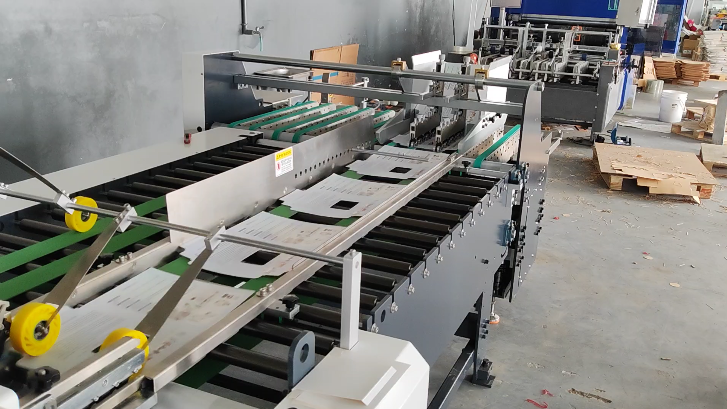 Sistema autom&aacute;tico de aplica&ccedil;&atilde;o de fita para produ&ccedil;&atilde;o de envelopes