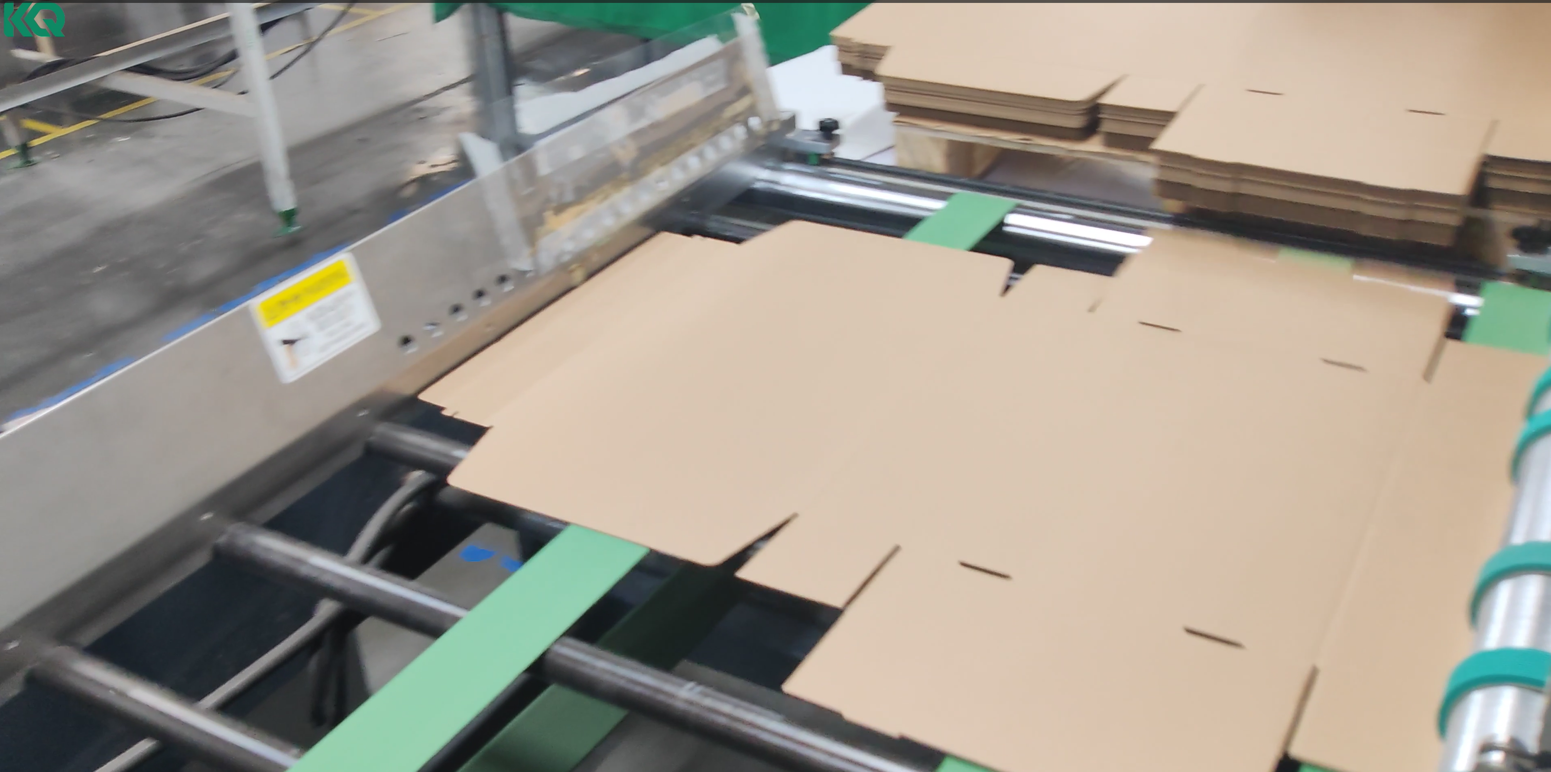 Alimenta&ccedil;&atilde;o da caixa no sistema autom&aacute;tico de aplica&ccedil;&atilde;o de fita